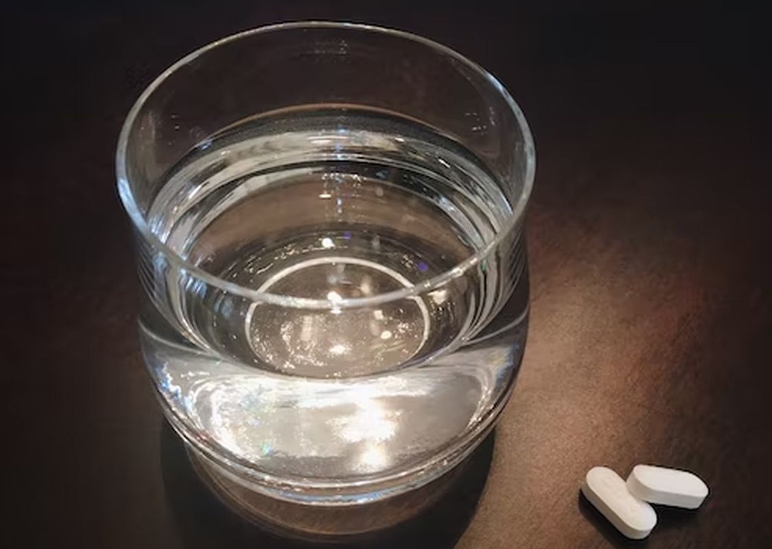 две таблетки и стакан воды