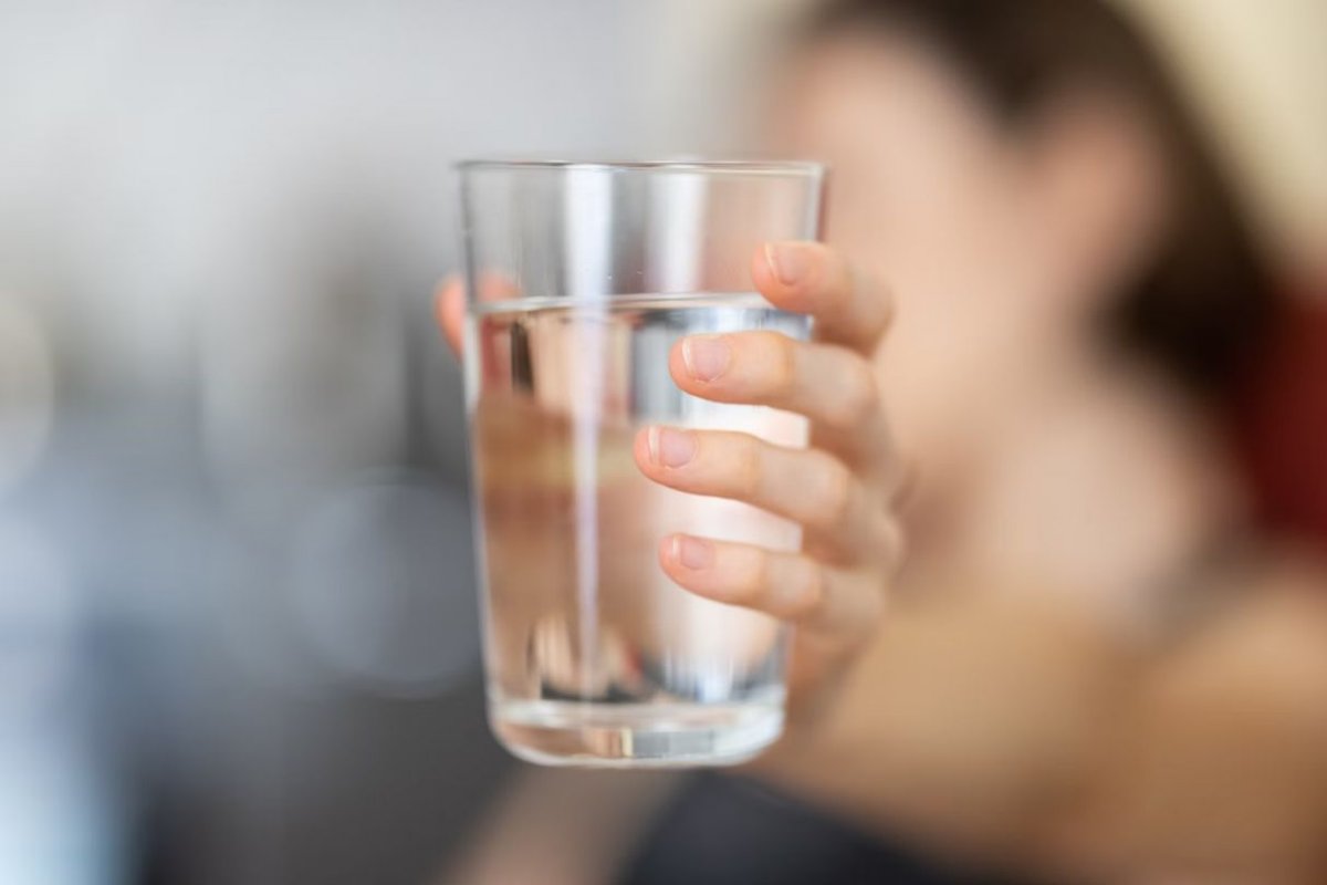 стакан воды в руке