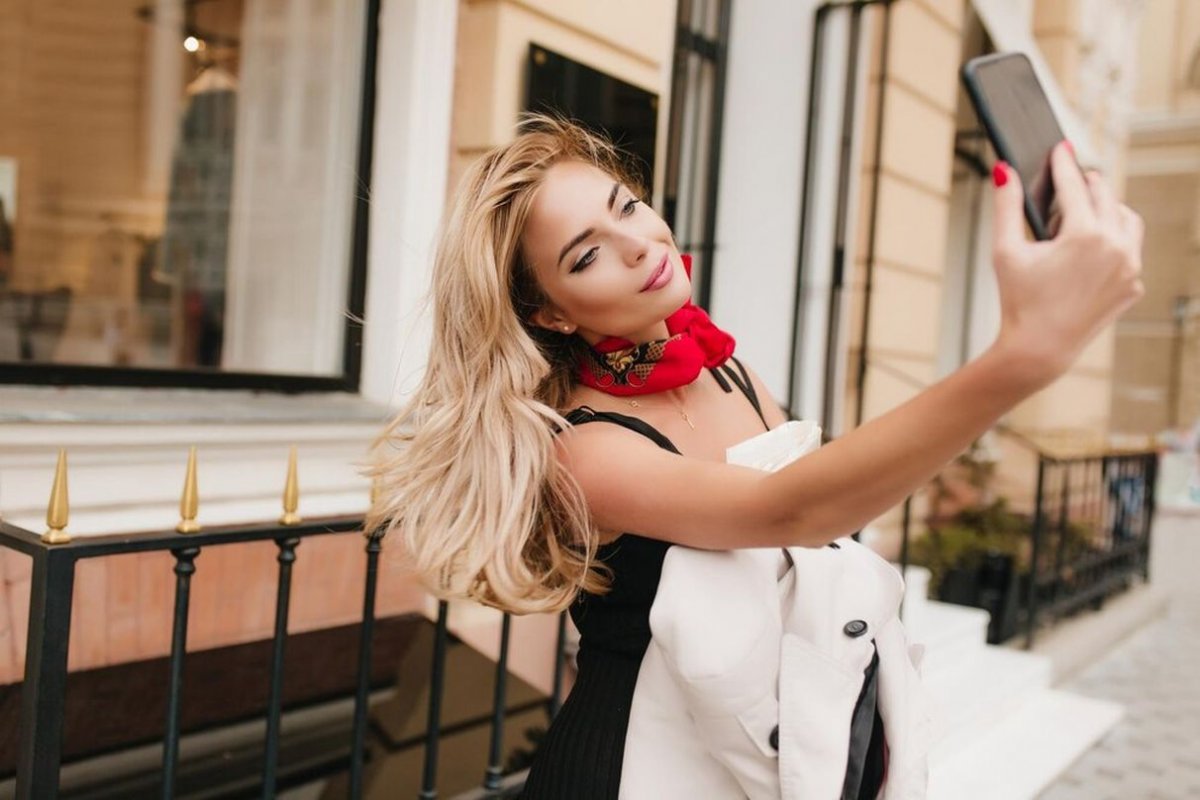 женщина делает селфи