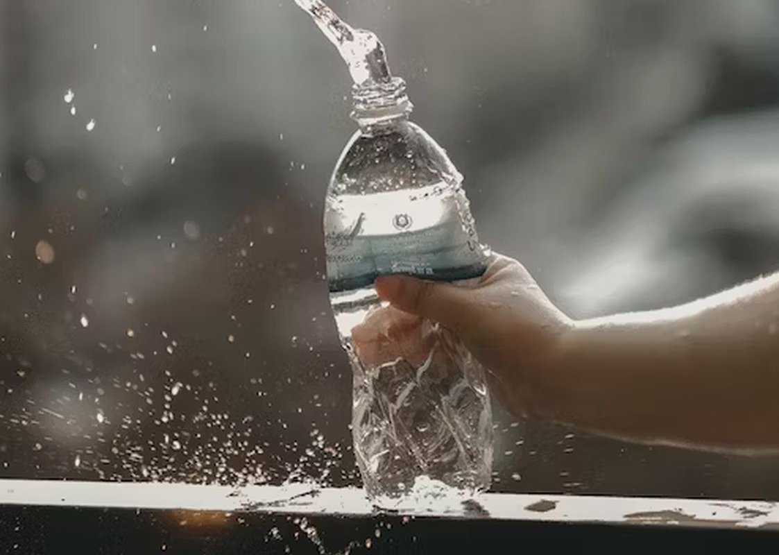 вода в пластиковой бутылке