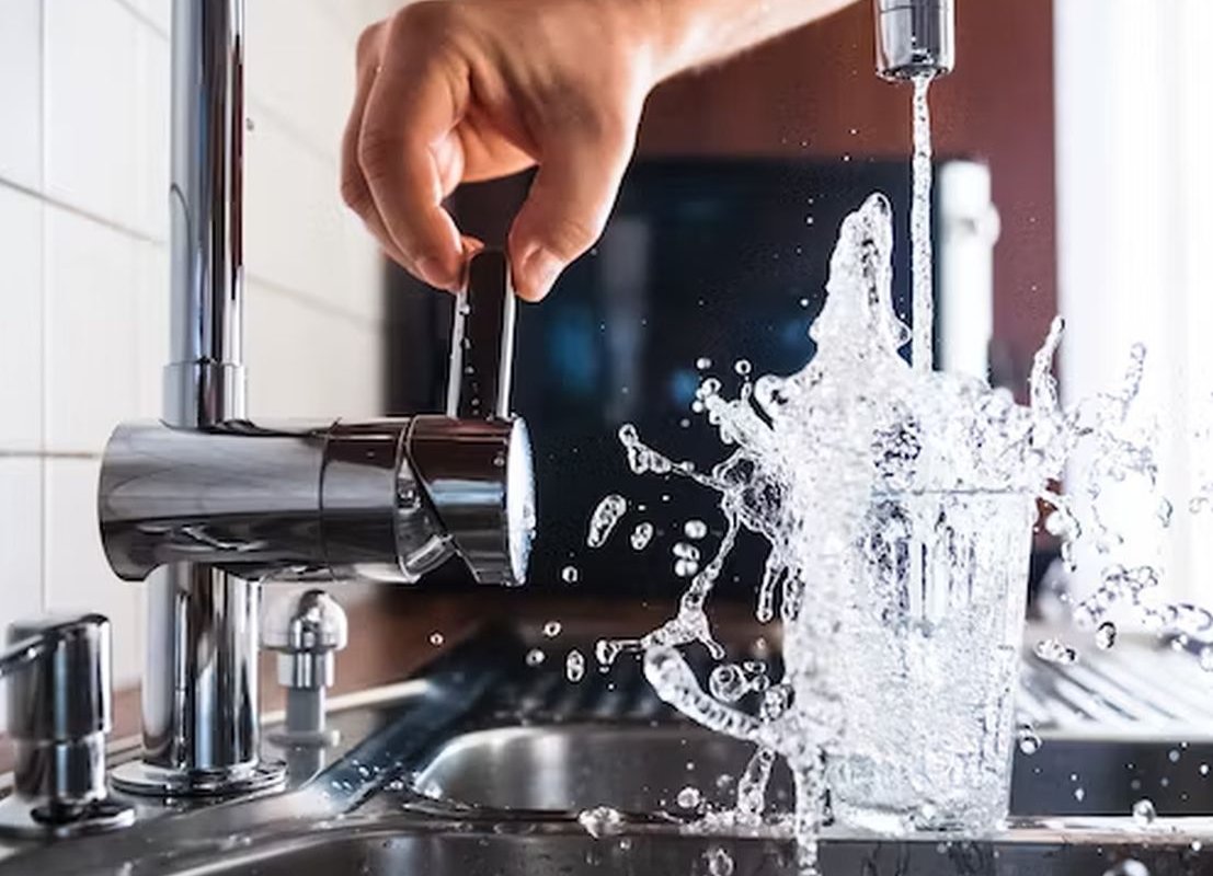 вода льется в стакан