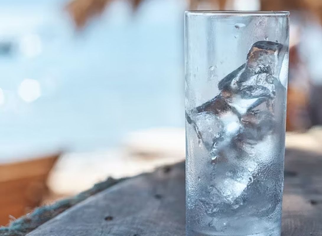 кубики льда в стакане