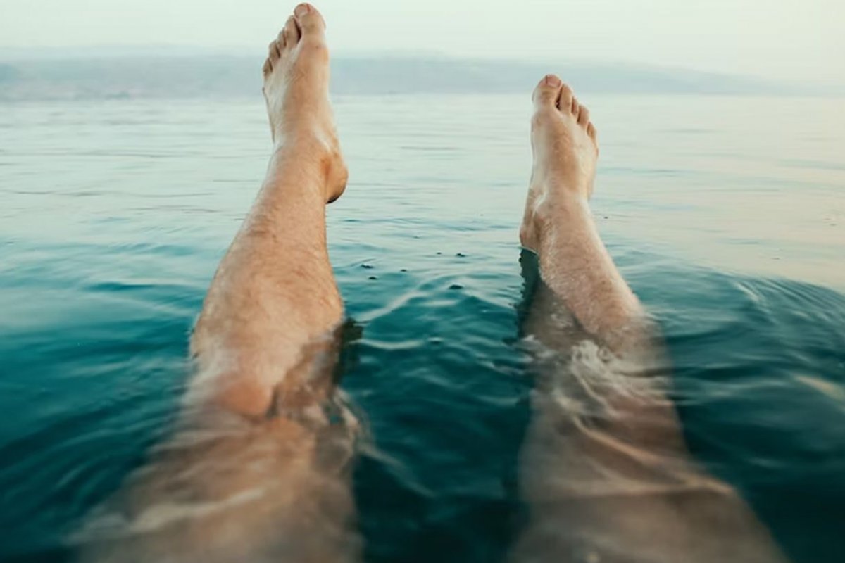 ноги в воде