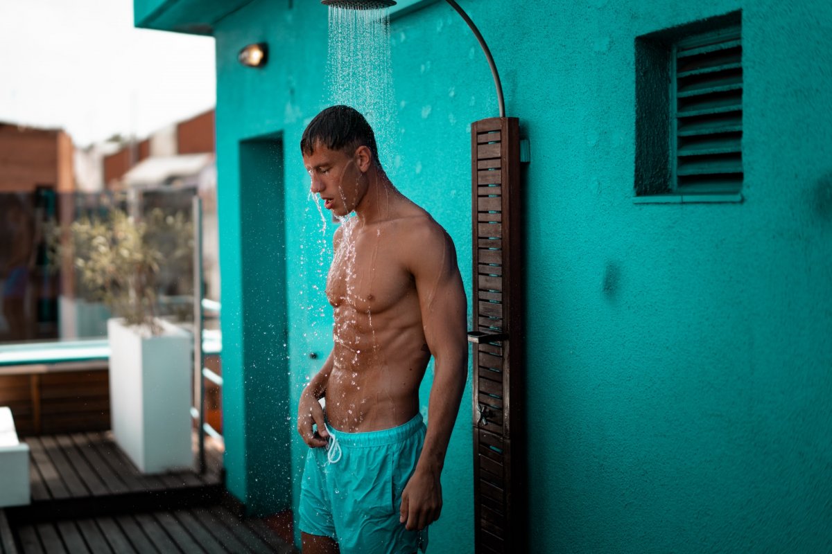 Врач Гасанов рассказал об ошибках мужчин в душе, которые приводят к опасными инфекциями
